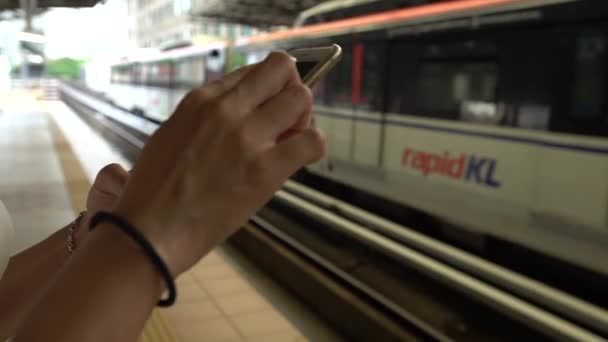 Kuala Lumpur Malezya Nisan 2018 Genç Kadın Metro Istasyonunda Akıllı — Stok video