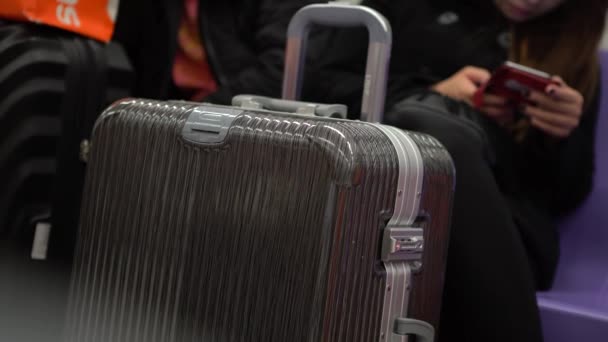 4K空港への荷物旅行でメトロでデバイス電話を使用している乗客 スマートフォンを使って地下鉄に座っている旅行者は 台湾で簡単なテキストメッセージを行うダン — ストック動画