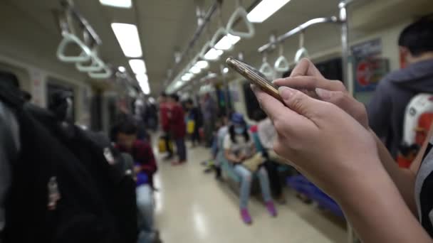 Ázsiai Fiatal Egy Metró Ellenőrzi Telefonját Sms Barátaival Segítségével Line — Stock videók