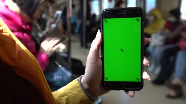 Close Mujer Joven Asiática Sentarse Metro Mostrar Teléfono Pantalla Verde — Vídeo de stock
