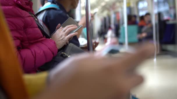 Ασιάτισσα Τουρίστρια Κάθεται Στο Μετρό Και Κατέχει Smartphone Επιβάτης Που — Αρχείο Βίντεο