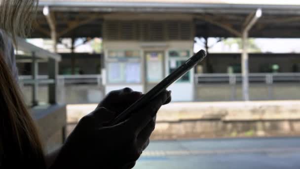 Occupato Donna Asiatica Messaggistica Smartphone Piattaforma Metropolitana Attiva Mentre Treno — Video Stock