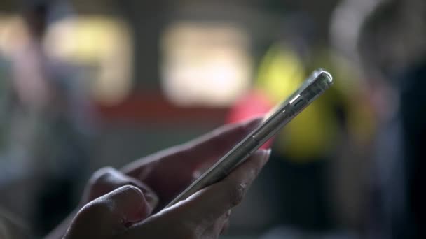 여행자 지하철 플랫폼에서 전화로 타이핑하고 아시아 소녀는 스마트폰을 확인하고 기차역 — 비디오