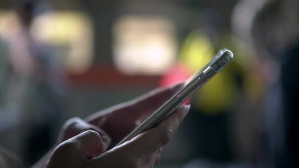 Close Turista Asiática Mujer Sosteniendo Escribiendo Teléfono Móvil Plataforma Del — Vídeo de stock