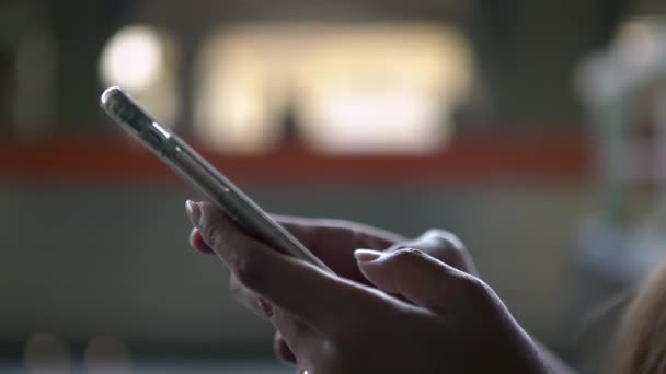 Close Van Vrouwelijke Handgreep Touch Screen Smartphone Actieve Metro Platform — Stockvideo