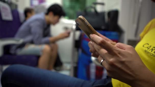 Close Turista Asiático Mulher Segurando Digitando Celular Dentro Metrô Menina — Vídeo de Stock