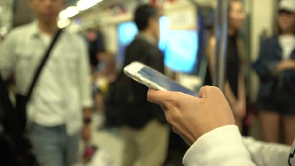 아시아 스마트폰을 열차에 사람들 대화를 나누고 접촉하기 네트워크를 장치를 보면서 — 비디오