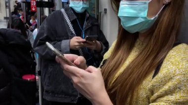 Taipei, Tayvan-29 Ocak 2020: 4 K, Asyalı bir kadın metro istasyonuna varmak için akıllı telefon kullanıyor. Sosyal ağları kontrol eder ve telefon cihazında yapılan metinleri yazar. -Dan