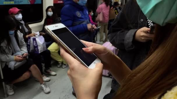 Taipei Taiwan Janeiro 2020 Mulher Asiática Usando Smartphone Metrô Ativo — Vídeo de Stock