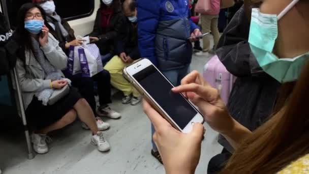 Taipei Taiwan Janeiro 2020 Mulher Asiática Usando Smartphone Usando Máscara — Vídeo de Stock