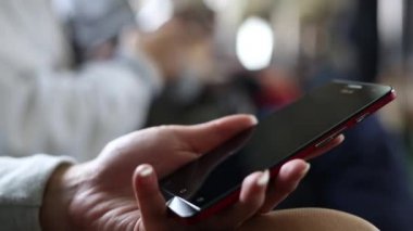 Akıllı Telefonu Kullanan Bir Kadının Kapanışı, Trende Beklemek, telefon cihazını tamir etmek için iyi bir zaman.