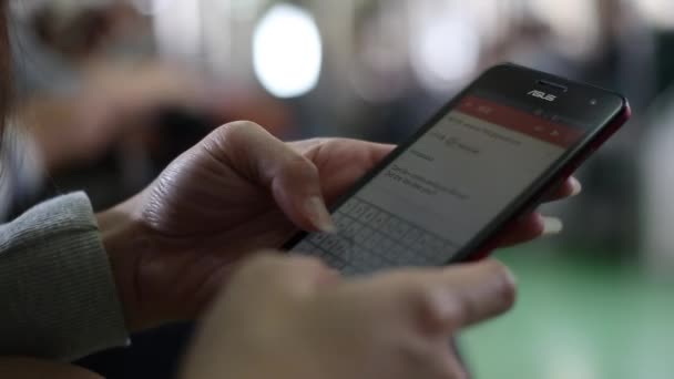 Trende Bekleyen Kadın Telefon Cihazında Bazı Işleri Halletmek Için Iyi — Stok video