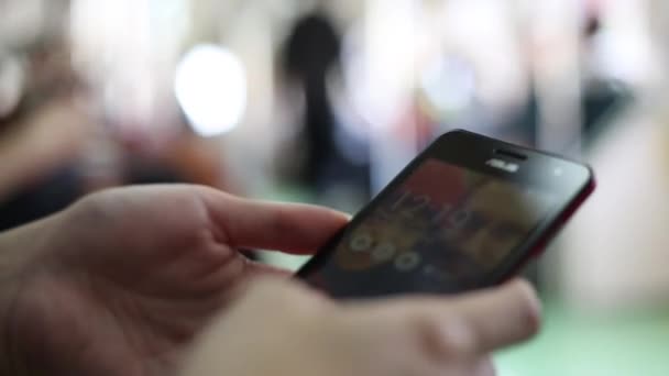 Trende Bekleyen Kadın Telefon Cihazında Bazı Işleri Halletmek Için Iyi — Stok video
