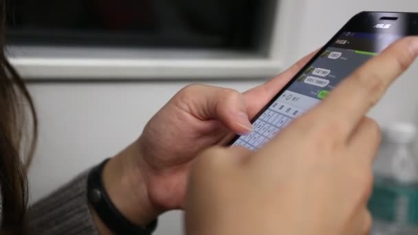 Azjatka Młoda Kobieta Usiąść Pociągu Sprawdza Swój Telefon Pisanie Sms — Wideo stockowe