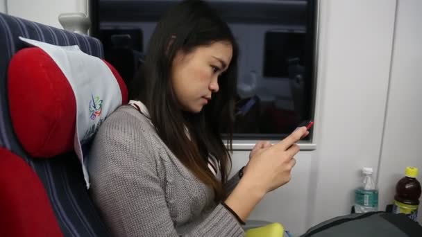 Asiática Joven Mujer Sentarse Tren Comprueba Teléfono Escribir Sms Texto — Vídeos de Stock