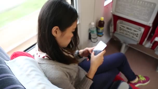台湾火车上的一个女人在用她的移动设备说话 — 图库视频影像