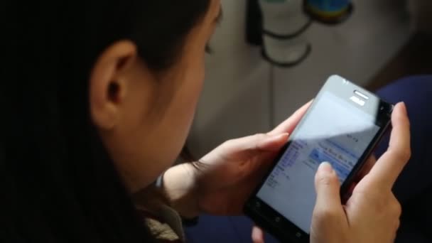 Азиатская Молодая Женщина Использующая Смартфон Поезде Является Хорошим Временем Увидеть — стоковое видео