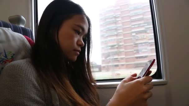 Aziatische Jonge Vrouw Met Behulp Van Smart Phone Trein Een — Stockvideo