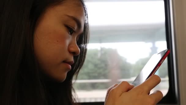 Asiatica Giovane Donna Utilizzando Smartphone Treno Buon Momento Vedere Suo — Video Stock