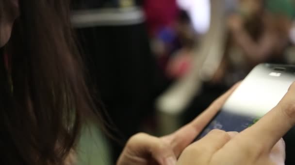 Asyalı Genç Bir Kadın Trende Oturup Telefonuna Bakar Arkadaşlarıyla Mesajlaşır — Stok video
