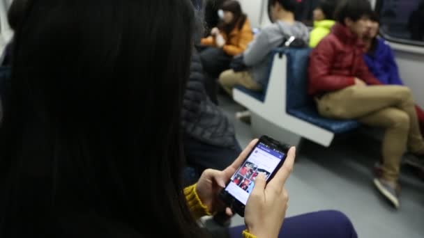 Mulher Jovem Asiática Usando Telefone Inteligente Trem Uma Boa Hora — Vídeo de Stock