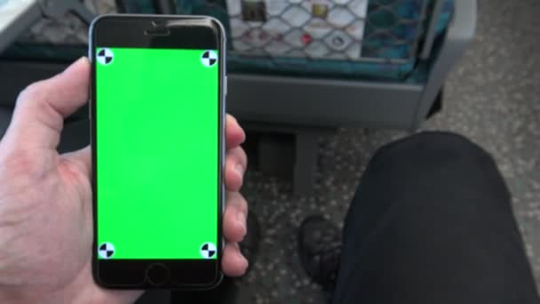 Close Uomo Caucasico Mostra Telefono Green Screen Sulla Ferrovia Alta — Video Stock