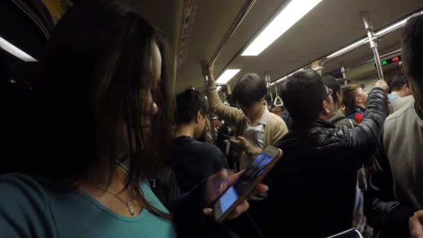 Taipei Taiwan Janeiro 2016 Mulher Asiática Trem Verifica Seu Telefone — Vídeo de Stock