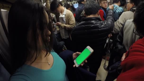 台湾台北1月31日电 2016年1月1日 4K亚洲女人在火车上看绿色屏幕手机 用智能手机做广告 — 图库视频影像