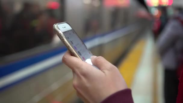 September 2016 Junge Asiatin Benutzt Smartphone Bahn Bahnsteig Während Sie — Stockvideo