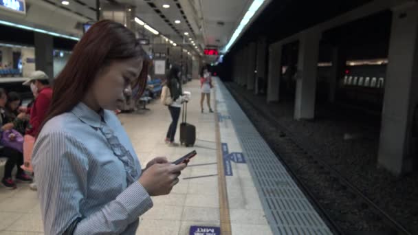 Ultra Młoda Azjatka Korzystająca Smartfona Subway Platform Oczekiwaniu Pociąg Tajwanie — Wideo stockowe