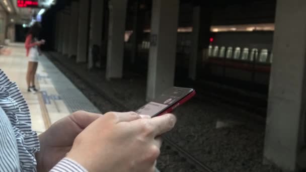 Ultra Close Young Asian Woman Usando Smartphone Subway Platform Enquanto — Vídeo de Stock