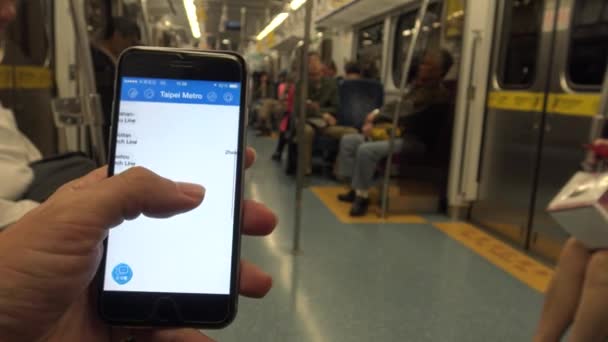 Ultra Metroda Bekleyen Bir Adam Metrodaki Güzergahı Görmek Için Smartphone — Stok video