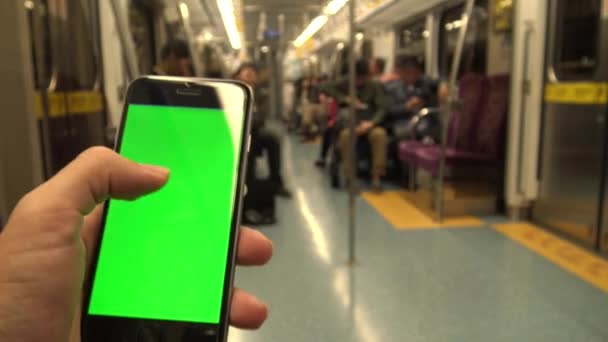 Ultra Primer Plano Del Teléfono Pantalla Verde Metro Hombre Esperando — Vídeos de Stock