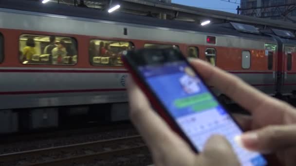 Ultra Young Asian Woman Using Smartphone Active Subway Platform Коли — стокове відео