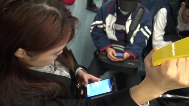 Ultra Krásná Asijská Obchodní Žena Stojí Vlaku Kontroluje Svůj Telefon — Stock video