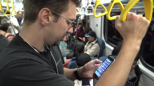 2015年4月17日 Ultra Close Green Screen電話 電車の中で待っている男 何かを見るためにスマートフォンを使用して 彼は台湾 Danに駅に到着するのを待っています — ストック動画