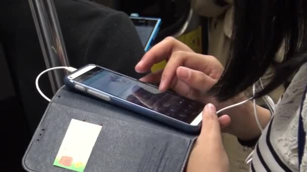 Ultra Азиатская Молодая Женщина Использующая Смартфон Поезде Хорошее Время Увидеть — стоковое видео