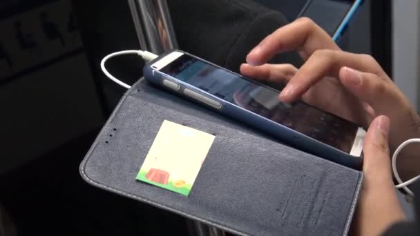 Ultra Jeune Femme Asiatique Utilisant Téléphone Intelligent Dans Train Est — Video