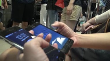 4K Hd Ultra, Asyalı genç kadın bir trende oturuyor iki telefonu kontrol ediyor, sosyal ağda, durağı Tayvan 'da.