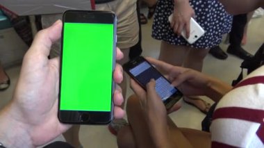 4K Hd Ultra, Close Up, Asyalı genç kadın ve trende iki yeşil ekran telefonlu beyaz adam, bir reklam veya oyun için Smartphonse kullanıyor, Tayvan-Dan 'deki Taipei istasyonu.