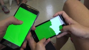 4K Hd Ultra, Close Up, Asyalı genç kadın ve trende iki yeşil ekran telefonlu beyaz adam, bir reklam veya oyun için Smartphonse kullanıyor, Tayvan-Dan 'deki Taipei istasyonu.