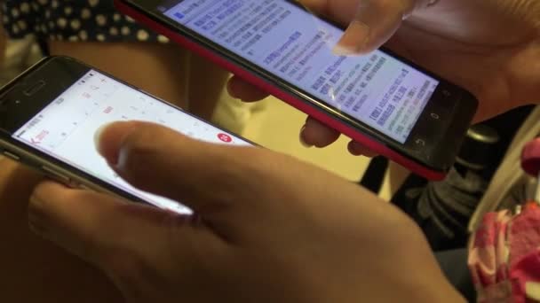 Ultra Jeune Femme Asiatique Asseoir Dans Train Vérifie Deux Téléphones — Video