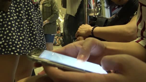 Ultra Ασιάτισσα Νεαρή Γυναίκα Κάθεται Ένα Τρένο Ελέγχει Τηλεφωνικό Της — Αρχείο Βίντεο
