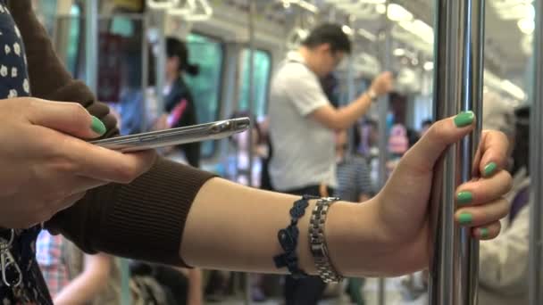 Taipei Taiwan May 2015 Ultra Joven Asiática Sentada Tren Comprueba — Vídeo de stock