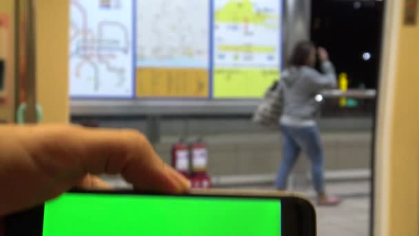 Ultra Close Kaukázusi Férfi Show Green Screen Phone Train Smartphone — Stock videók