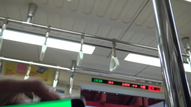 Ultra Primer Plano Hombre Caucásico Mostrar Teléfono Pantalla Verde Tren — Vídeo de stock