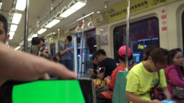 Taipei Taiwan Mei 2015 Ultra Close Pria Kaukasia Tampilkan Telepon — Stok Video