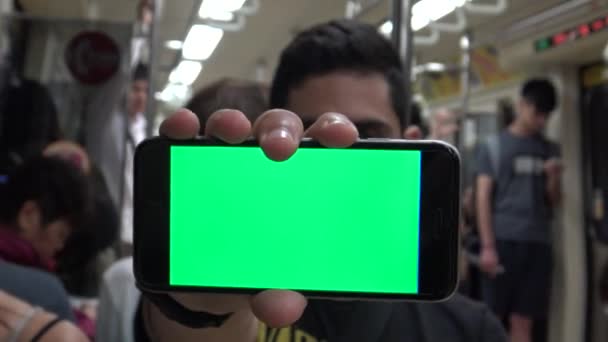 Ultra Close Kaukázusi Férfi Show Green Screen Phone Train Smartphone — Stock videók