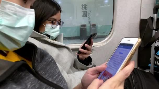 Taipeh Taiwan Januar 2020 Frauen Die Zug Sitzen Und Eine — Stockvideo