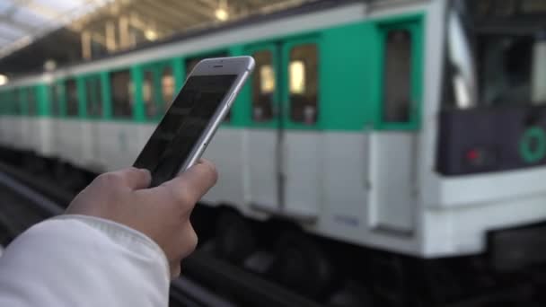 Genç Asyalı Kadın Aktif Metro Platformunda Akıllı Telefon Kullanıyor Tren — Stok video